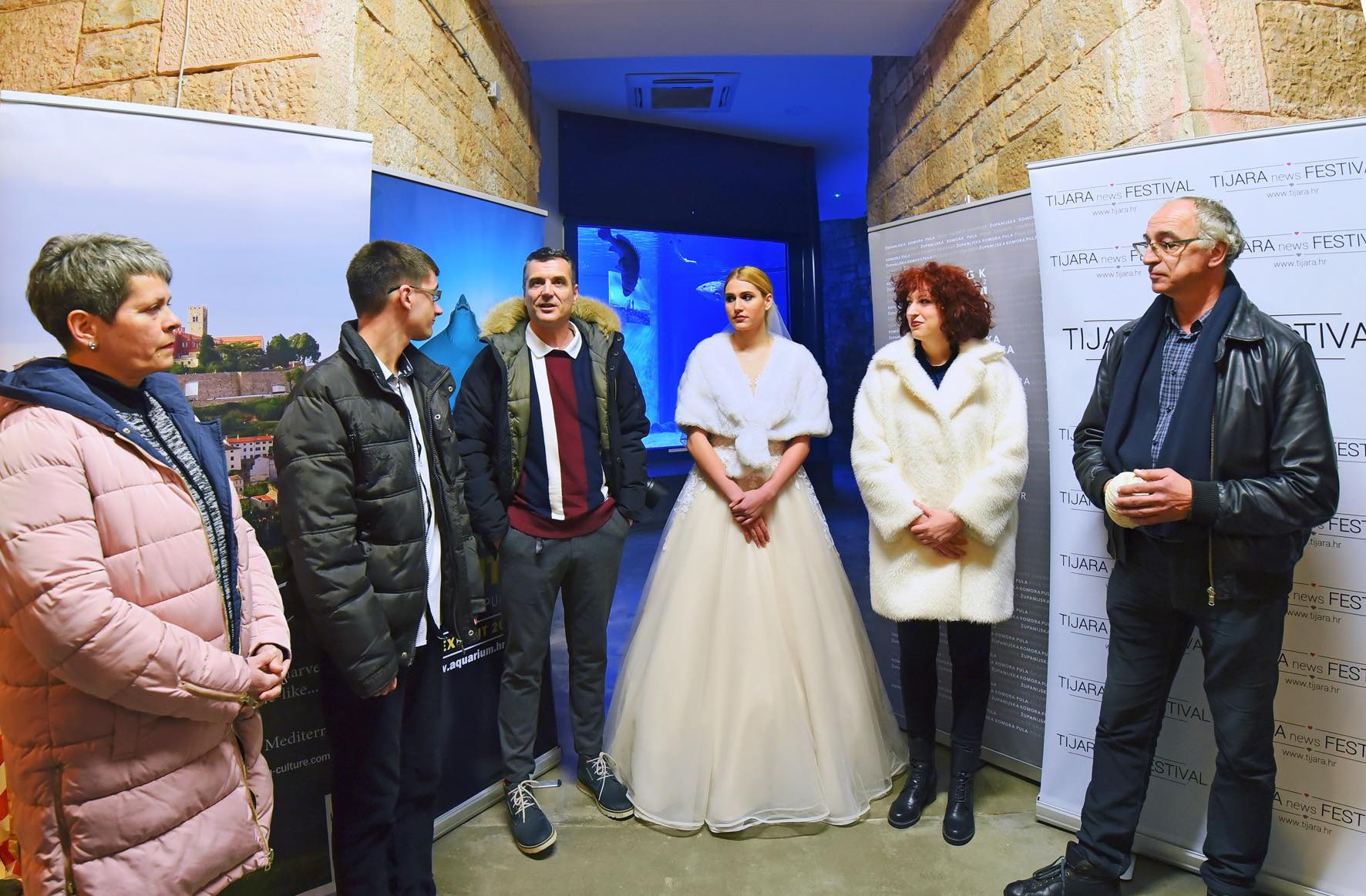 TIJARAartNEWS izložba uronila svadbene fotografije među raže i morske pse